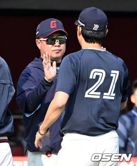 [OSEN=수원, 이대선 기자] 롯데가 다승 단독 선두 박세웅의 명품투를 앞세워 4연승을 달렸다.프로야구 롯데 자이언츠는 11일 수원KT위즈파크에서 열린 2025 신한 SOL뱅크 KBO리그 KT 위즈와의 시즌 5차전에서 6-1로 승리했다.경기 종료 후 롯데 김태형 감독이 박세웅과 승리의 기쁨을 나누고 있다. 2025.05.11