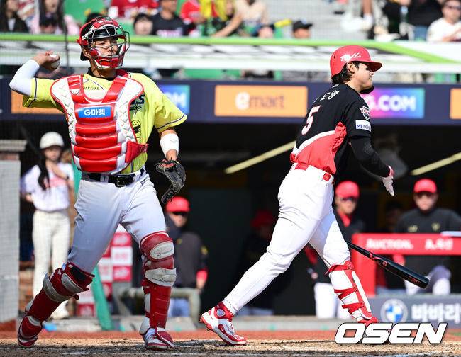 [OSEN=인천, 최규한 기자] 11일 오후 인천 SSG랜더스필드에서 ‘2025 신한 SOL Bank KBO리그’ SSG 랜더스와 KIA 타이거즈의 더블헤더 1차전 경기가 열렸다.이날 홈팀 SSG는 미치 화이트, 방문팀 KIA는 제임스 네일을 선발로 내세웠다.6회초 2사 1, 3루 상황 KIA 김도영이 삼진으로 물러나고 있다. 2025.05.11 / dreamer@osen.co.kr