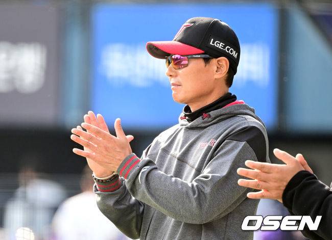 [OSEN=잠실, 최규한 기자] LG가 에이스 치리노스의 호투와 홈런 두 방을 앞세워 어린이날 패배를 설욕했다.&nbsp;프로야구 LG 트윈스는 6일 서울 잠실구장에서 열린 2025 신한 SOL뱅크 KBO리그 두산 베어스와의 시즌 5차전에서 5-1로 승리했다.&nbsp;LG는 전날 패배를 설욕하며 시즌 23승 13패를 기록했다. 원정 5연패 늪에서도 탈출했다. 반면 시즌 첫 4연승이 좌절된 두산은 15승 1무 20패가 됐다.&nbsp;경기를 마치고 승리한 LG 염경엽 감독이 선수들을 맞이하며 박수 보내고 있다. / 2025.05.06 / dreamer@osen.co.kr