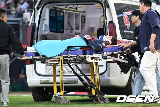 [OSEN=수원, 이대선 기자] 11일 오후 수원 KT위즈파크에서 2025 신한 SOL Bank KBO리그 KT 위즈와 롯데 자이언츠의 더블헤더 2차전 경기가 열렸다.KT는 오원석, 롯데는 이민석을 선발 투수로 내세웠다.4회초 2사 1,2루에서 KT 오원석에 투구에 맞은 롯데 이호준이 구급차에 실려 나가고 있다.2025.05.11 /sunday@osen.co.kr