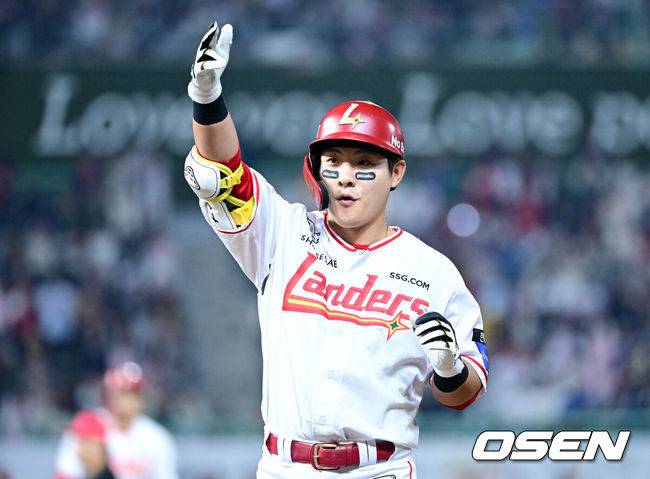 [OSEN=인천, 최규한 기자] 11일 오후 인천 SSG랜더스필드에서 ‘2025 신한 SOL Bank KBO리그’ SSG 랜더스와 KIA 타이거즈의 더블헤더 2차전 경기가 열렸다.이날 홈팀 SSG는 김광현, 방문팀 KIA는 양현종을 선발로 내세웠다.6회말 1사 만루 상황 SSG 최준우가 달아나는 1타점 적시타를 날리고 1루에 안착해 기뻐하고 있다. 2025.05.11 / dreamer@osen.co.kr