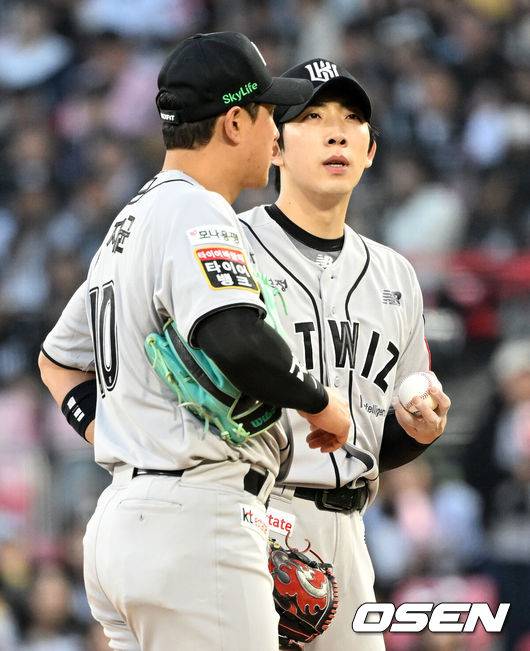 [OSEN=수원, 이대선 기자] 11일 오후 수원 KT위즈파크에서 2025 신한 SOL Bank KBO리그 KT 위즈와 롯데 자이언츠의 더블헤더 2차전 경기가 열렸다.KT는 오원석, 롯데는 이민석을 선발 투수로 내세웠다.4회초 2사 1,2루에서 KT 오원석이 자신의 투구에 맞은 롯데 이호준을 걱정하고 있다. 2025.05.11 /sunday@osen.co.kr