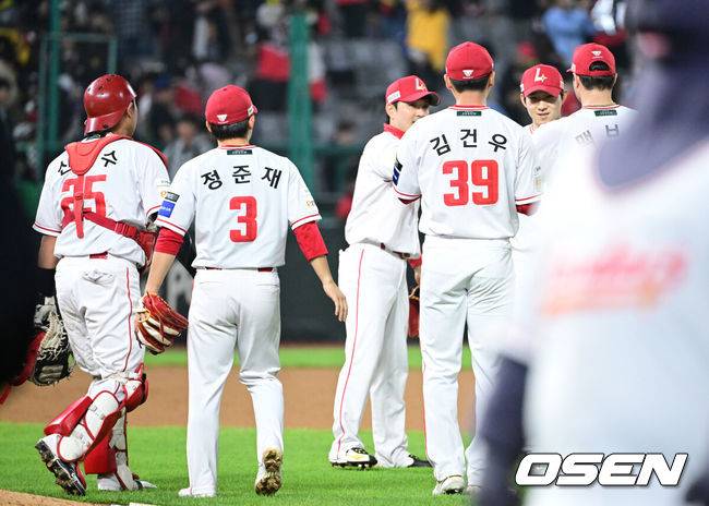 [OSEN=인천, 최규한 기자] 프로야구 SSG 랜더스가&nbsp;KIA 타이거즈와 더블헤더를 싹쓸이 했다.&nbsp;SSG는&nbsp;11일 인천 SSG랜더스필드에서 열린 2025 KBO리그&nbsp;KIA와&nbsp;더블헤더 2차전에서 5-1로 승리했다.&nbsp;SSG는 더블헤더 1차전에서는&nbsp;8-4로 승리했다.&nbsp;SSG 선발투수 김광현이 7이닝 동안 96구를 던지며 솔로 홈런 1방을 맞고 7탈삼진 1실점으로 호투, 시즌 2승째를 거뒀다. 타선은 0-1로 뒤진 6회 4안타 4볼넷을 묶어 5득점 빅이닝으로 경기를 뒤집었다.&nbsp;경기를 마치고 SSG 선수들이 승리 하이파이브를 나누고 있다. 2025.05.11 / dreamer@osen.co.kr