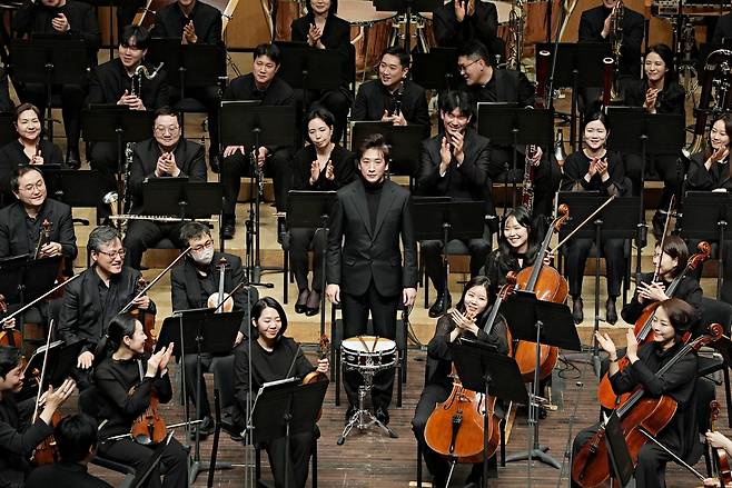 지난해 12월 송년연주회에서 라벨의 볼레로를 연주한 경기필하모닉오케스트라 윤재현 차석단원이 객석의 갈채를 받고 있다.&nbsp; &nbsp; &nbsp; &nbsp; &nbsp;경기아트센터 제공