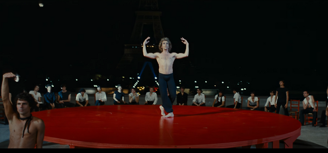 모리스 라벨의&nbsp;‘볼레로’를 대중에게 각인시킨 프랑스 감독 클로드 를루슈의 영화&nbsp;‘사랑과 슬픔의 볼레로(1981)’의 피날레 장면. 전설적 무용수 조르주 돈이 모리스 베자르의 안무로 볼레로를 추고 있다.&nbsp;세계일보 자료사진