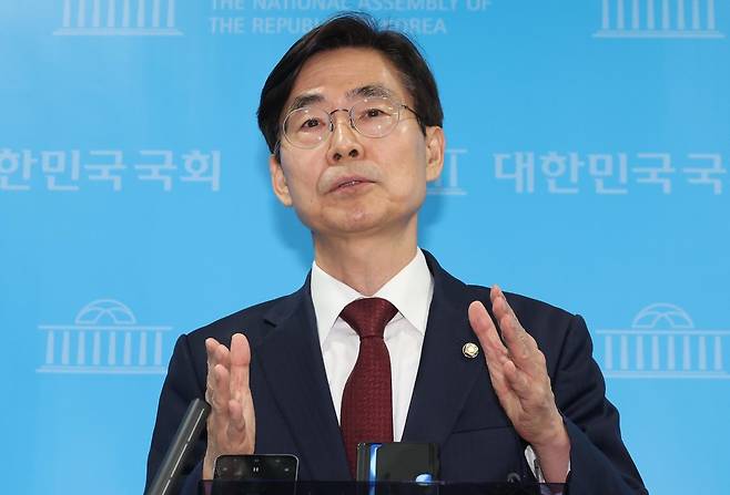 조경태 국민의힘 의원이 10일 오후 서울 여의도 국회 소통관에서 '국민의힘 대선후보 불법교체 즉각 철회 촉구' 기자회견을 마치고 취재진의 질문에 답변하고 있다.&nbsp; &nbsp;뉴시스