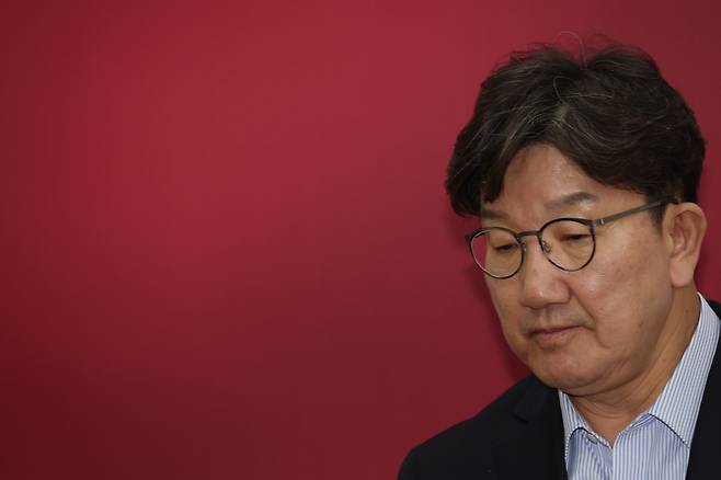 국민의힘 권성동 원내대표가 11일 서울 여의도 국회에서 열린 중앙선거대책위원회 회의에서 생각에 잠겨 있다. 연합뉴스