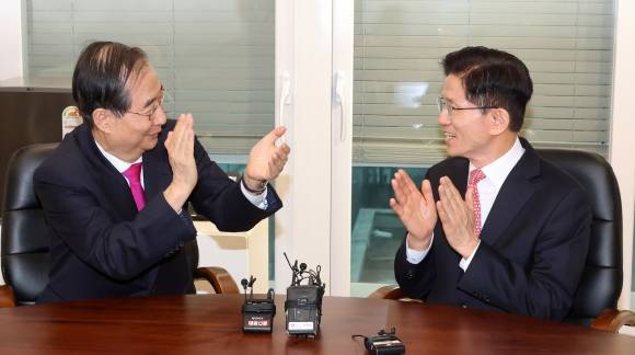 국민의힘 김문수 대선 후보와 한덕수 전 국무총리가 11일 서울 여의도 국민의힘 대선후보 사무실에서 회동하고 있다. 2025.5.11 [공동취재]