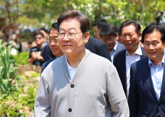 남도문화벨트 골목골목 경청투어, 사의재 찾은 이재명 후보 - 더불어민주당 이재명 대선 후보가 11일 남도문화벨트 골목골목 경청투어로 전남 강진군 강진읍 사의재를 찾아 이동하고 있다. 강진 연합뉴스