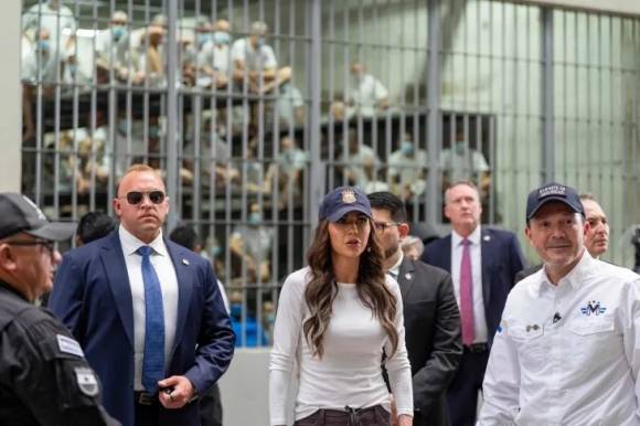 3월 26일(현지시간) 엘살바도르에 있는 중남미 최대 규모 수감 시설 테러범수용센터(CECOT·세코트)를 방문한 크리스티 놈 미국 국토안보부 장관이 수감자들을 배경으로 연설하고 있다. AFP 연합뉴스