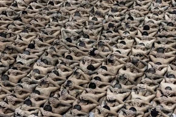 엘살바도르 갱단 전용 교도소 테러범수용센터(CECOT·세코트)로 이송된 갱단원으로 추정되는 인물들. AFP 연합뉴스