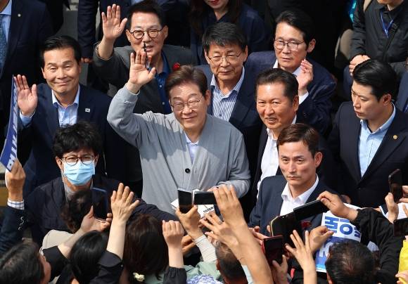 영암 지지자들과 인사하는 이재명 후보 - 남도문화벨트 골목골목 경청투어에 나선 더불어민주당 이재명 대선 후보가 11일 전남 영암군 학산면 독천낙지거리를 찾아 지지자들에게 인사하고 있다.  영암 연합뉴스