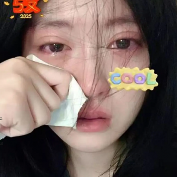 중국에서 한 여성이 ‘눈물 셀카’를 온라인상에 올렸다가 자신의 사진이 음란물 사이트 등에 도용됐다는 것을 알고 이 같은 사실을 경찰에 신고하겠다고 밝힌 것으로 알려졌다. 리앙 제공