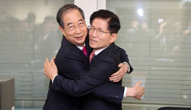 국민의힘 김문수(오른쪽) 대선 후보와 한덕수 전 국무총리가 11일 서울 여의도 국민의힘 대선후보 사무실에서 회동에 앞서 포옹하고 있다. 연합뉴스