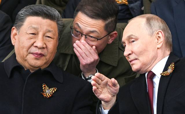 시진핑(왼쪽) 중국 국가주석과 블라디미르 푸틴 대통령이 9일(현지 시간) 러시아 코스크바 붉은광장에서 열린 전승절 열병식을 지켜보며 대화하고 있다. UPI연합뉴스