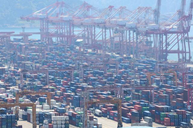 부산항 신선대부두에 컨테이너가 가득 쌓여 있는 모습. 연합뉴스