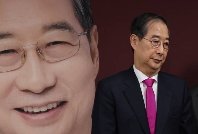 한덕수 전 국무총리가 11일 서울 여의도 대선 캠프 사무실에서 기자회견을 마친 뒤 이동하고 있다. 연합뉴스