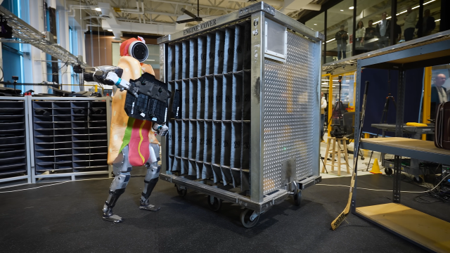 현대차그룹의 로보틱스 전문 기업 보스턴다이내믹스의 휴머노이드 로봇 올뉴아틀라스가 엔진 커버를 이동형 보관함에 넣고 있다. 사진 제공=보스턴다이내믹스
