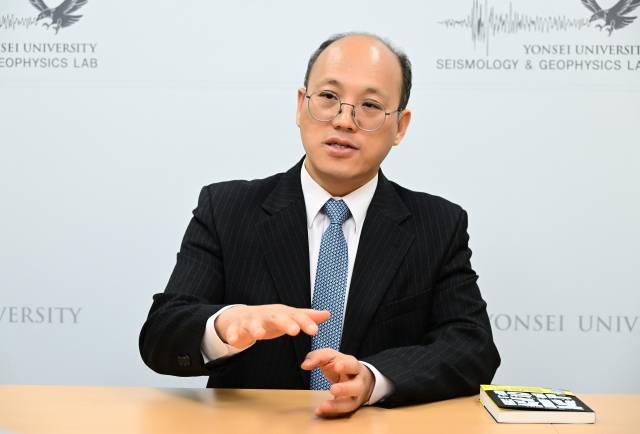 홍태경 연세대 지구시스템학과 교수가 서울경제신문과의 인터뷰에서 한반도 지진 발생 가능성에 대해 설명하고 있다. 권욱 기자