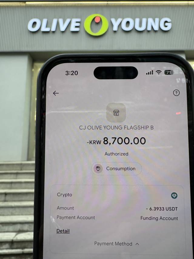 9일 서울 명동 올리브영 매장에서 스테이블코인 선불카드 ‘리닷페이’로 스테이블코인 ‘테더(USDT)’ 결제를 체험했다. 김정우 기자