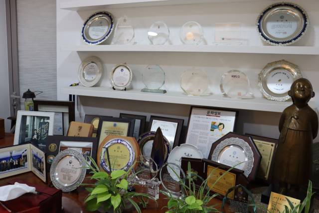 이 변호사의 사무실 한편에 놓여진 무수한 상패들은 그가 걸어온 삶을 대변해 준다. 김수호 기자