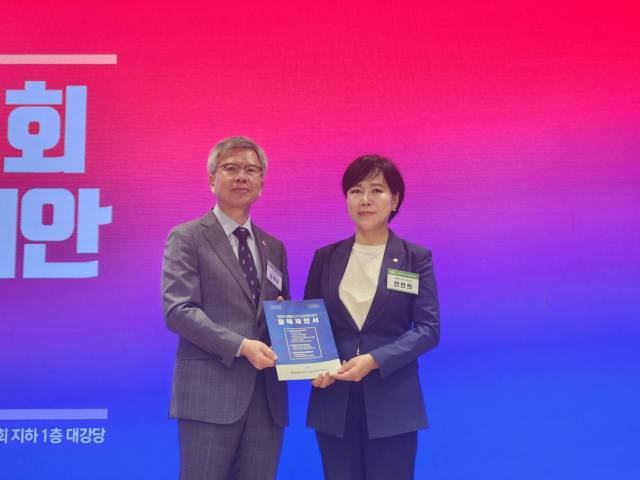 김택우(왼쪽) 대한의사협회 회장이 10일 서울 용산구 의협 회관에서 열린 대선 정책 제안 보고회에서 전현희 더불어민주당 공동선대위원장에게 정책제안서를 전달하고 기념촬영을 하고 있다. 사진 제공=대한의사협회