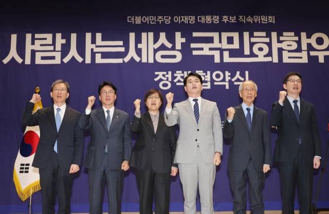 11일 서울 여의도 국회 의원회관에서 더불어민주당 윤여준 상임총괄선대위원장, 박용진 전 의원 등이 참석한 가운데 사람사는세상 국민화합위원회 정책협약식이 열리고 있다. 연합뉴스