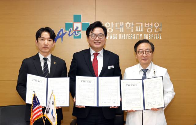 이대우(왼쪽부터) 뉴저지한인회 회장, 박일하 동작구청장, 권정택 중앙대학교병원장이 8일 3자 간 우호 교류 협약을 체결한 뒤 기념 촬영을 하고 있다. 사진제공=동작구