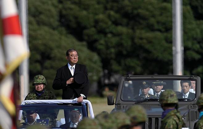 2024년 11월9일 이시바 시게루 일본 총리가 육상자위대 아사카 주둔지에서 자위대 창설 70주년을 맞아 일본 자위대 부대를 사열하고 있다. ⓒEPA 연합
