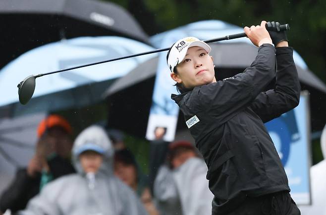 방신실이 10일 NH투자증권 레이디스 챔피언십 2라운드 2번 홀에서 오른 손목에 붕대를 감은 채 티샷을 하고 있다. 손목 통증으로 이날 경기 도중 기권한 방신실은 11일 “다행히 큰 부상은 아니다”며 “다음 출전 대회에서 좋은 모습을 보일 수 있도록 하겠다”고 밝혔다. 사진제공 | KLPGA