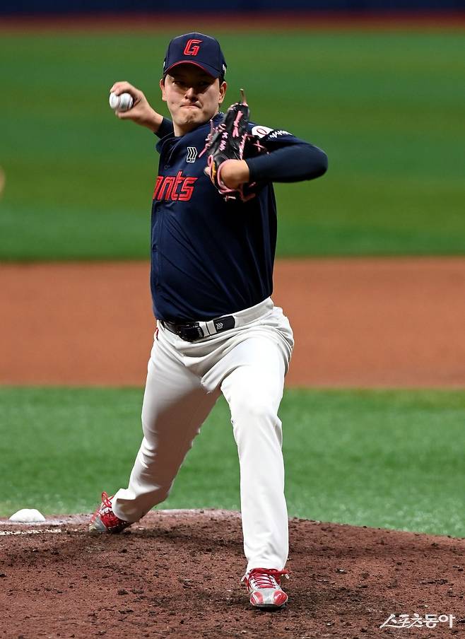 롯데 마무리 김원중이 6년 연속 두 자릿수 세이브를 달성했다. 리그 역대 최정상급의 마무리로 평가되는 구대성, 손승락, 정우람, 진필중을 잇는 기록이다. 스포츠동아DB