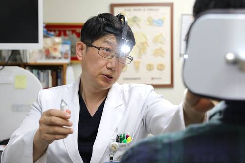 인제대학교 일산백병원 이비인후과 최익수 교수가 외래 진료실에서 후비루 증상으로 내원한 환자를 진료하고 있다.