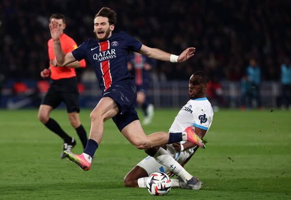 ▲ 파리 생제르맹 이강인(사진 위)이 겨울 이적 시장을 기점으로 철저하게 조커로 밀려났다. 흐비차 크바라츠헬리아(사진 아래)가 영입되면서 예견된 일이었다는 분석이다. ⓒ연합뉴스/AFP/REUTERS