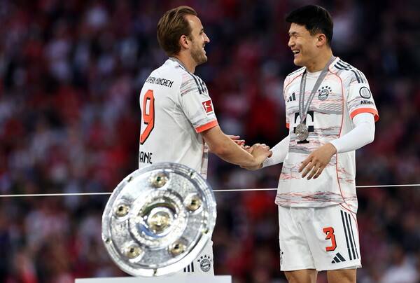 ▲ 바이에른 뮌헨 김민재가 분데스리가 우승을 차지한 뒤 축하 행사에서 해리 케인, 토마스 뮐러, 이토 히로키 등과 기쁨을 만끽했다. ⓒ연합뉴스/EPA/REUTERS