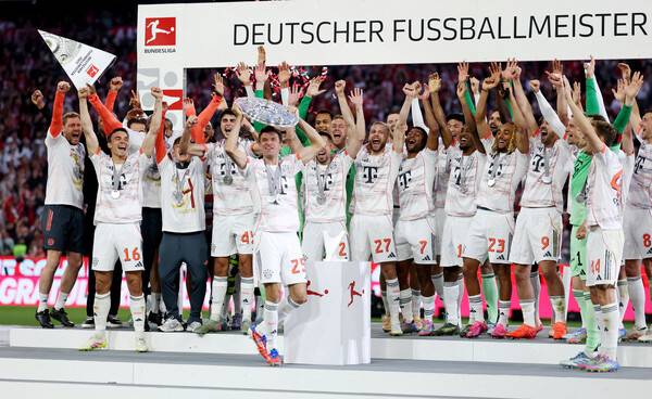 ▲ 바이에른 뮌헨 김민재가 분데스리가 우승을 차지한 뒤 축하 행사에서 해리 케인, 토마스 뮐러, 이토 히로키 등과 기쁨을 만끽했다. ⓒ연합뉴스/EPA/REUTERS