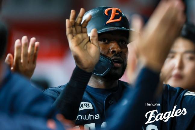 한화의 에스테반 플로리얼(가운데)이 11일 고척 키움전에서 득점 후 동료들과 기뻐하고 있다. /사진=한화 이글스 제공