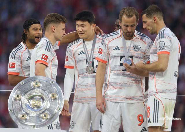 김민재(왼쪽에서 3번째)가 우승 세리머니에 참여하고 있다. /AFPBBNews=뉴스1