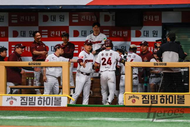 홈런을 친 송성문(가운데)을 홍원기 감독이 반기고 있다. /사진=키움 히어로즈 제공