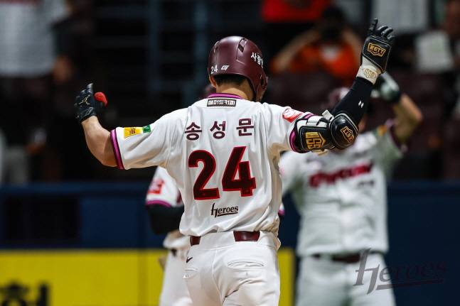 홈런을 치고 세리머니를 하는 송성문. /사진=키움 히어로즈 제공
