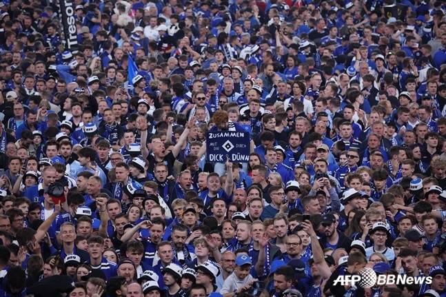 함부르크 팬들이  지난 11일(한국시간) 독일 함부르크의 폴크스파르크 경기장에서 승격 확정 후 기뻐하고 있다. /AFPBBNews=뉴스1