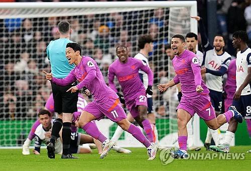 비토르 페레이라 감독이 이끄는 울버햄튼 원더러스가 10일(한국시간) 영국 울버햄튼에 있는 몰리뉴 스타디움에서 열린 브라이턴 앤 호브 알비온과의 2024-2025시즌 프리미어리그 36라운드 홈 경기에서 0-2로 패했다.&nbsp;완전히 경쟁에서 밀린 황희찬은 명단에서 제외됐다. 연합뉴스