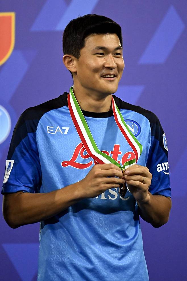 뱅상 콤파니 감독이 이끄는 바이에른 뮌헨이 11일(한국시간) 독일 뮌헨에 있는 알리안츠 아레나에서 열린 보루시아 묀헨글라트바흐에서 열린 2024-2025시즌 분데스리가 33라운드, 뮌헨의 시즌 마지막 홈 경기에서 승리했다.&nbsp;  이미 우승을 확정 지은 뮌헨은 마지막 홈 경기를 승리로 자축하면서 화려한 우승 세레머니를 했다. 아킬레스건 부상으로 명단에 빠진 김민재 역시 이날 경기장에 참석해 세레머니를 함께 했다.&nbsp;SNS