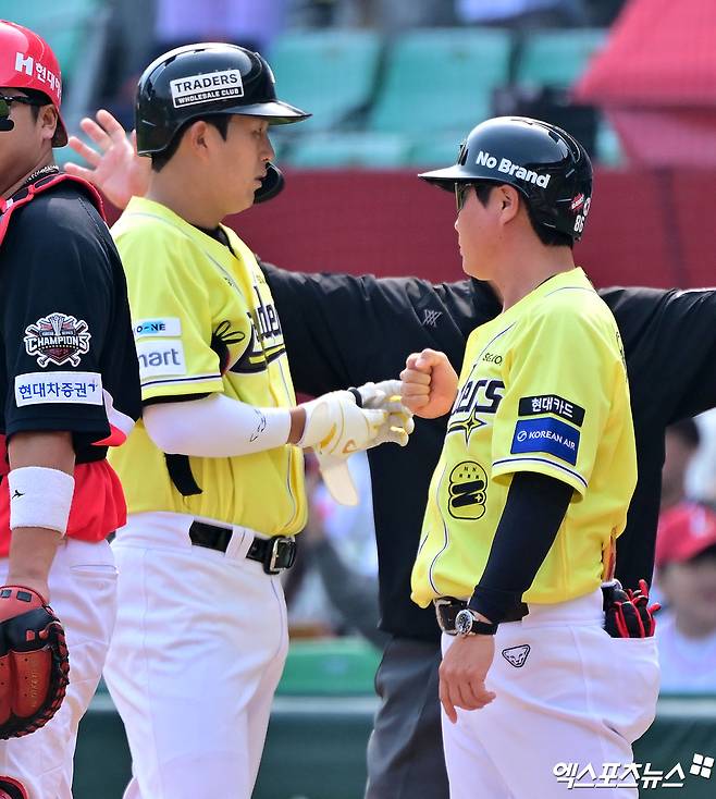 11일 오후 인천SSG랜더스필드에서 열린 '2025 신한 SOL Bank KBO리그' KIA 타이거즈와 SSG 랜더스의 경기, 4회말 1사 2루 SSG 조형우가 1타점 적시타를 날린 후 기뻐하고 있다. 문학, 김한준 기자