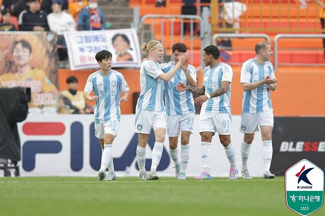 울산HD는 11일 제주월드컵경기장에서 열린 제주SK FC와의 하나은행 K리그1 2025 13라운드 원정 경기에서 2-1 승리를 거뒀다. 이날 울산은 전반 5분 루빅손의 선제골로 리드를 잡았다. 후반 8분 유리 조나탄에게 동점골을 허용했으나 후반 20분 에릭의 결승골이 터지면서 승점 3점을 챙겼다. 제주전 승리로 울산은 승점 24(7승3무5패)가 돼 리그 2위로 도약했다. 반면 리그 11위 제주는 또다시 안방에서 고개를 숙이면서 4연패 수렁에 빠졌다. 한국프로축구연맹 제공