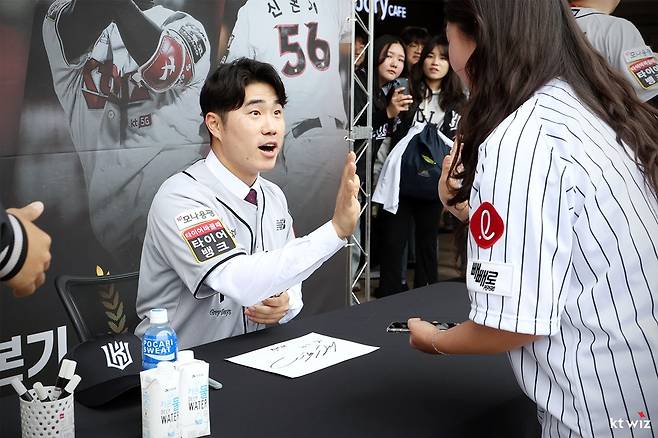 前 롯데, KT 내야수 신본기는 11일 수원KT위즈파크에서 열린 '2025 신한 SOL Bank KBO 리그' KT 위즈와 롯데 자이언츠 더블헤더 1경기 자신의 은퇴식에 참가했다. 신본기는 선수 생활 내내 많은 응원을 보내준 팬들에게 고개 숙여 감사 인사를 전했다. KT 위즈