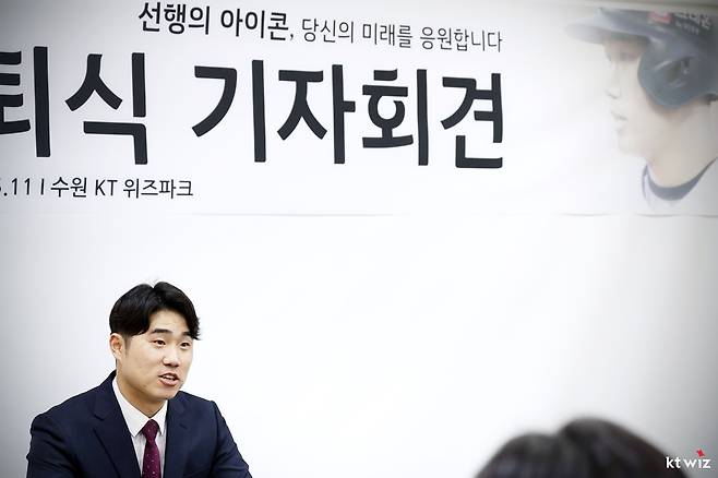 前 롯데, KT 내야수 신본기는 11일 수원KT위즈파크에서 열린 '2025 신한 SOL Bank KBO 리그' KT 위즈와 롯데 자이언츠 더블헤더 1경기 자신의 은퇴식에 참가했다. 신본기는 선수 생활 내내 많은 응원을 보내준 팬들에게 고개 숙여 감사 인사를 전했다. KT 위즈