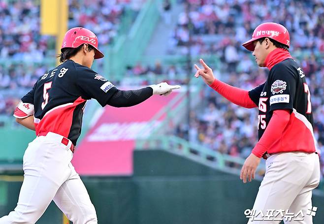 11일 오후 인천SSG랜더스필드에서 열린 '2025 신한 SOL Bank KBO리그' KIA 타이거즈와 SSG 랜더스의 더블헤더 2차전 경기, 4회초 1사 KIA 김도영이 솔로 홈런을 날린 후 그라운드를 돌고 있다. 문학, 김한준 기자