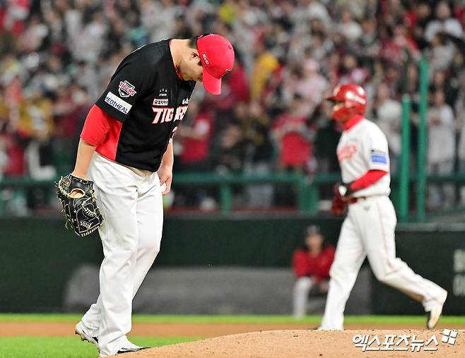 11일 오후 인천SSG랜더스필드에서 열린 '2025 신한 SOL Bank KBO리그' KIA 타이거즈와 SSG 랜더스의 더블헤더 2차전 경기, 6회말 1사 만루 KIA 최지민이 SSG 신범수에게 밀어내기 볼넷을 허용한 후 아쉬워하고 있다. 문학, 김한준 기자