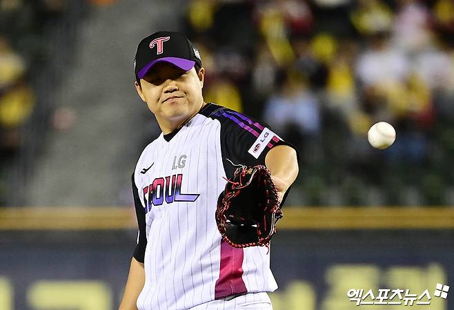 LG 트윈스 장현식이 경기에서 포수에게 공을 받고 있다. 엑스포츠뉴스 DB