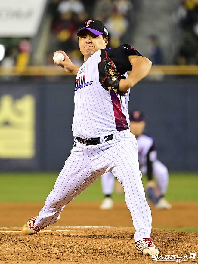 LG 트윈스 장현식이 경기에 등판해 투구하고 있다. 엑스포츠뉴스 DB